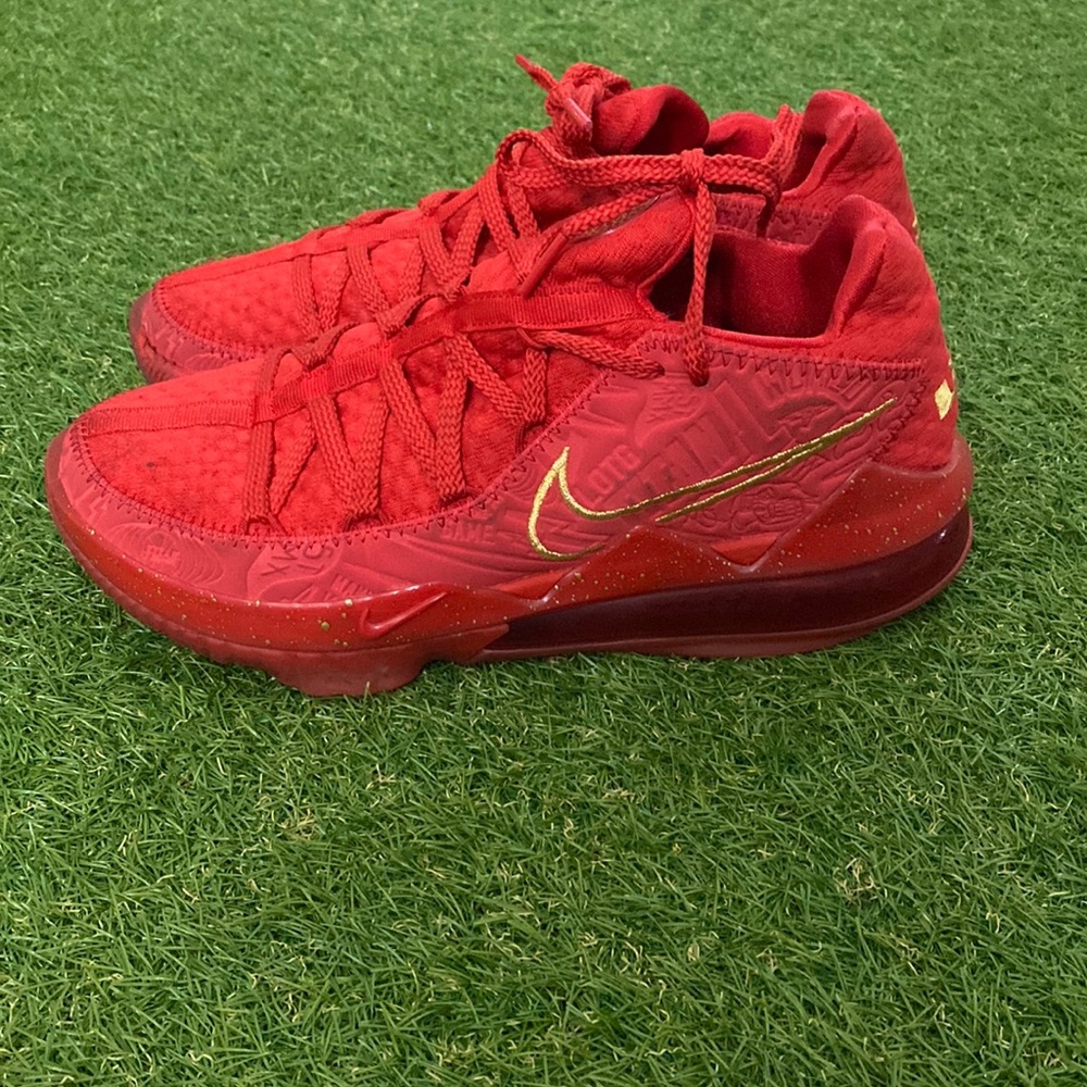 COPY - 2020
Titan x LeBron 17 Low 'Agimat used Mens size 8.5
